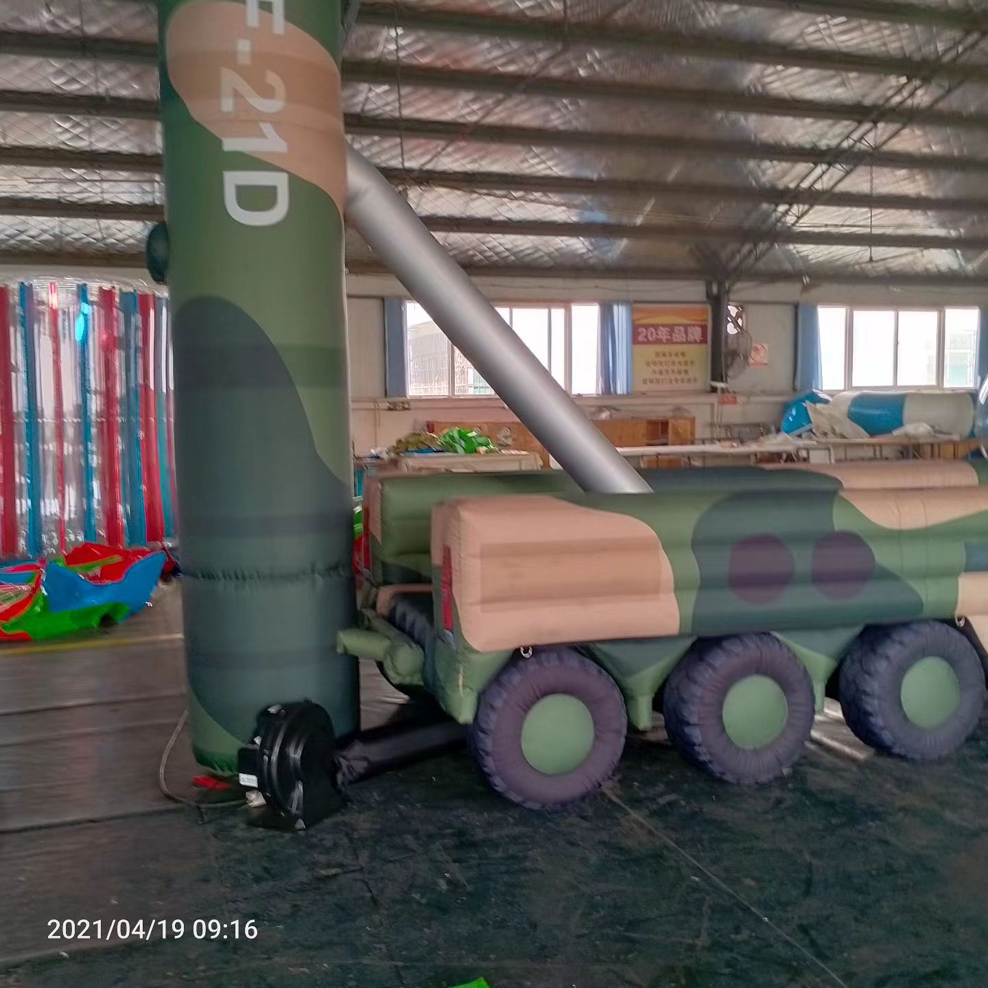 黄州军事演习中的充气目标车辆：模拟发射车雷达车坦克飞机